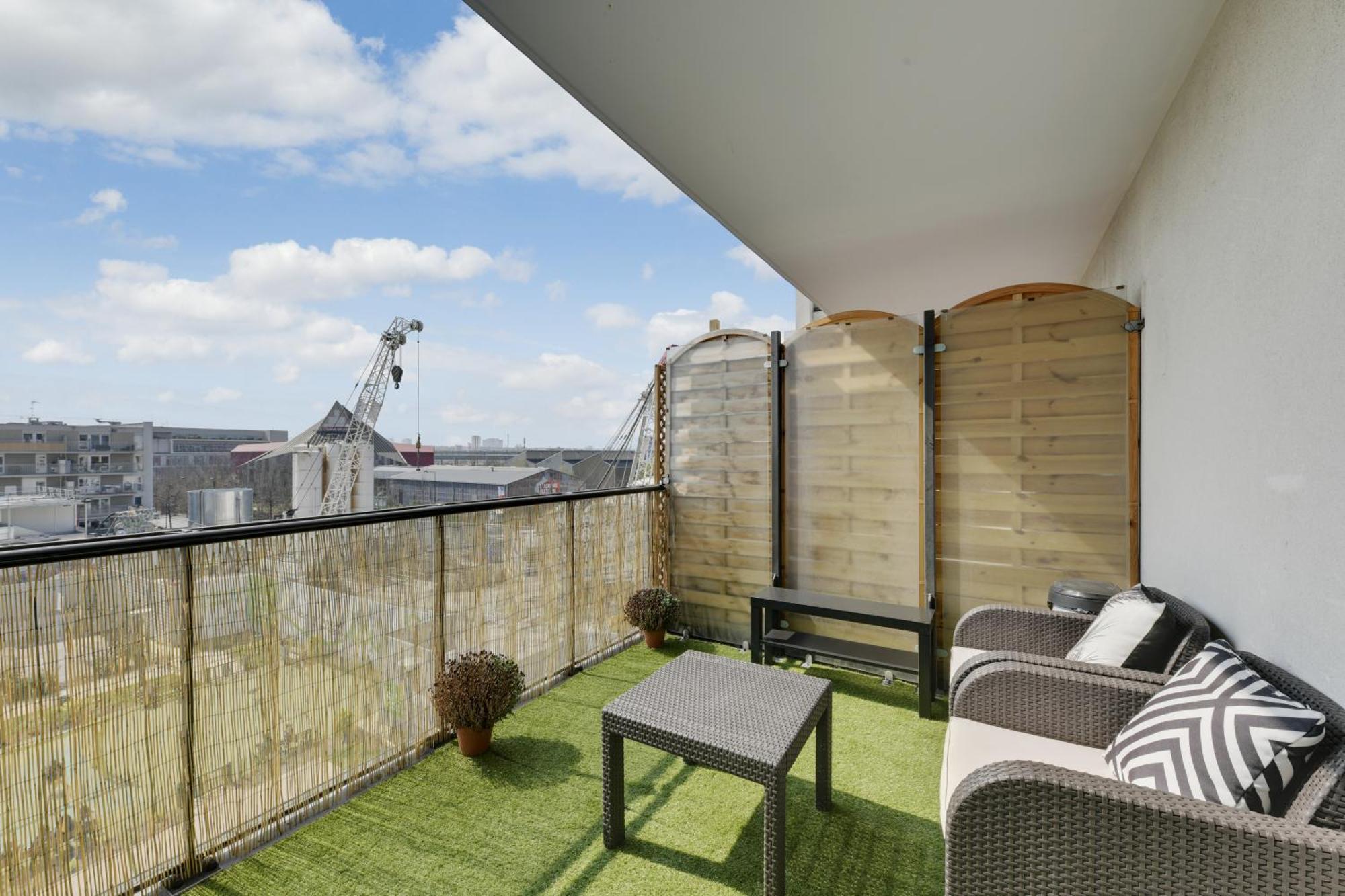 Chic Apartment With Superb View Of The Eiffel Tower Сен-Дени Экстерьер фото